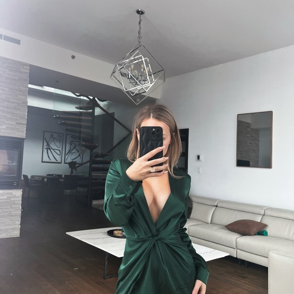 SHEIN SXY Twist Front
Split Thigh Dress
Dark Green - Picture 2 of 2